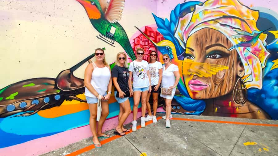 Medellin: Comuna 13 Graffiti Tour, Cable Car & Street Food - Coffee first, then the stories on the walls