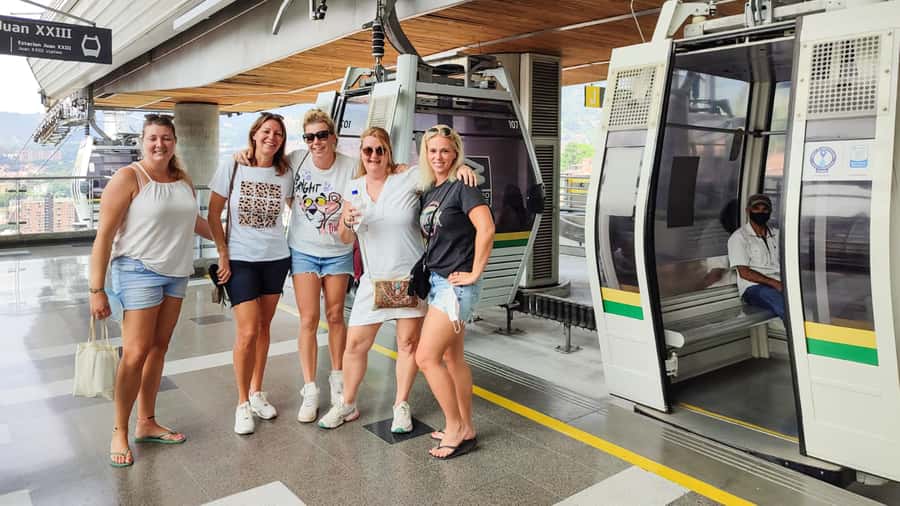 Medellin: Comuna 13 Graffiti Tour, Cable Car & Street Food - Dance, music, and a break for an arepa