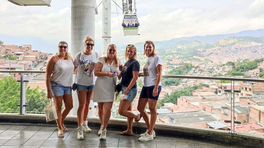 Medellin: Comuna 13 Graffiti Tour, Cable Car & Street Food - What the $18 price really includes