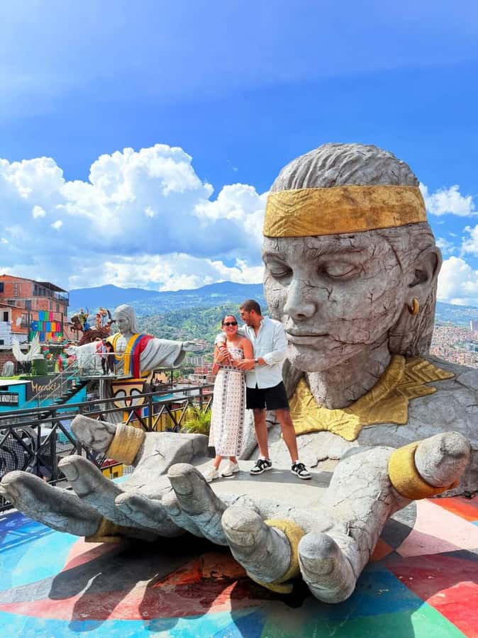 Medellín: Comuna 13 Tour with Snacks And Your Own Graffiti - Why a local guide changes Comuna 13