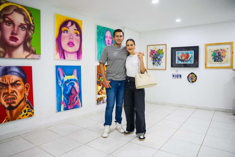 Medellín: Comuna 13 Tour with Snacks And Your Own Graffiti - The first walk: history before photo stops