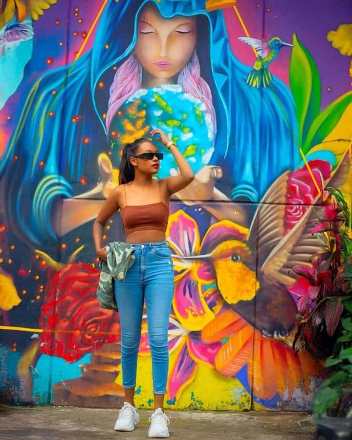 Medellín: Comuna 13 Tour with Snacks And Your Own Graffiti - Breakdance, music, and the public face of Comuna 13