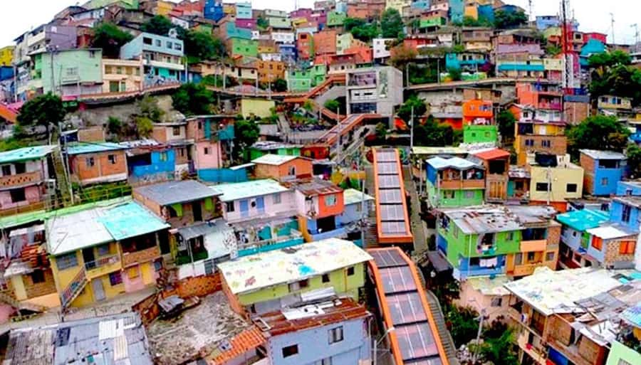Medellin: Graffiti Tour Comuna 13 - Reading the graffiti instead of just photographing it