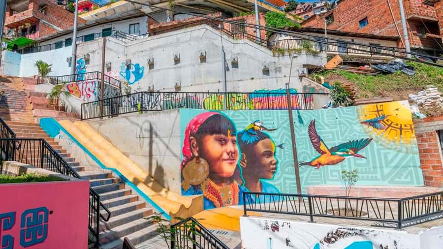 Medellin: Graffiti Tour Comuna 13 - Entering Comuna 13 with a local guide
