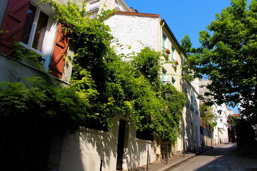 Paris Street Art at La Butte-aux-Cailles - The French-only issue matters