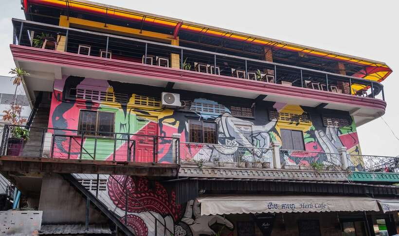 Phnom Penh: Street Art & Food Tour by Tuk-Tuk - Who should book this experience