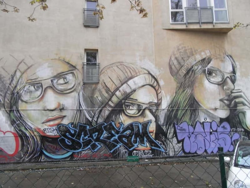 Private Alternative Berlin Tour -Murals, Graffiti and Squats - Dead Chicken Alley and the art of the small space