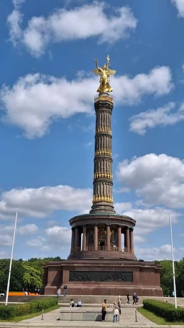 Private Alternative Berlin Tour -Murals, Graffiti and Squats - East Side Gallery and the long wall of public memory