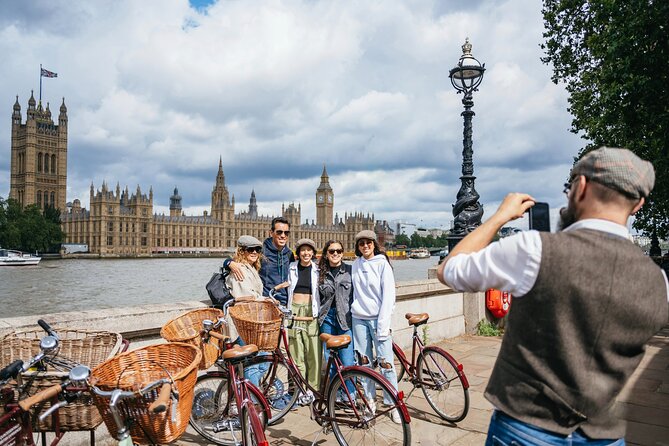 Private Royal London Bike Tour with pub & street art - Westminster’s quiet corners and schoolyard stories