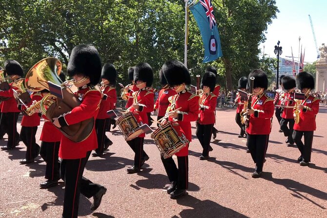 Private Royal London Bike Tour with pub & street art - Spray paint beneath Waterloo Station