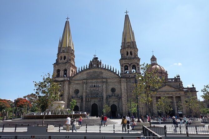 Private Walking Tour Guadalajara History and Murals with Guide - Liberty Market turns the walk toward food