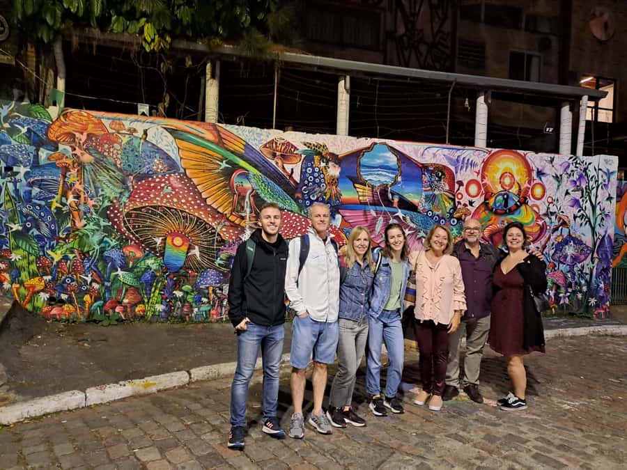 São Paulo: Bar and Street Art Crawl with Local Guide - Meeting Leticia and finding your place in the group