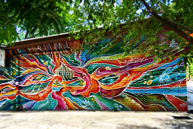 Singapore Street Art Hunting in Kampong Glam: Self-Guided Tour - Bugis Village and the city’s affordable side
