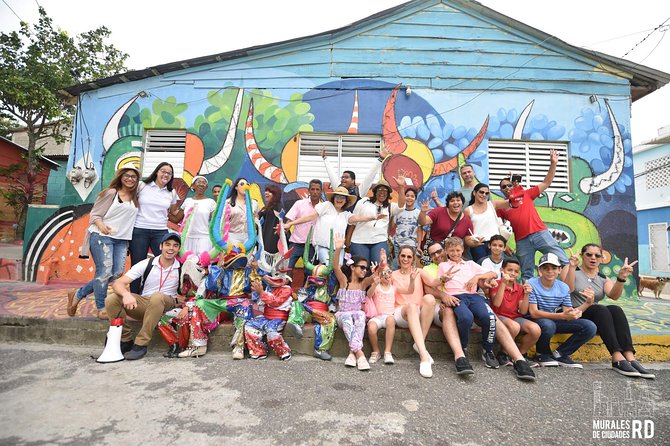 Street art walking tour in Santiago (art walk) - Starting at Parque Colon in Santiago