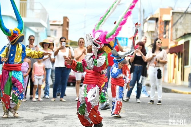 Street art walking tour in Santiago (art walk) - What the private format changes