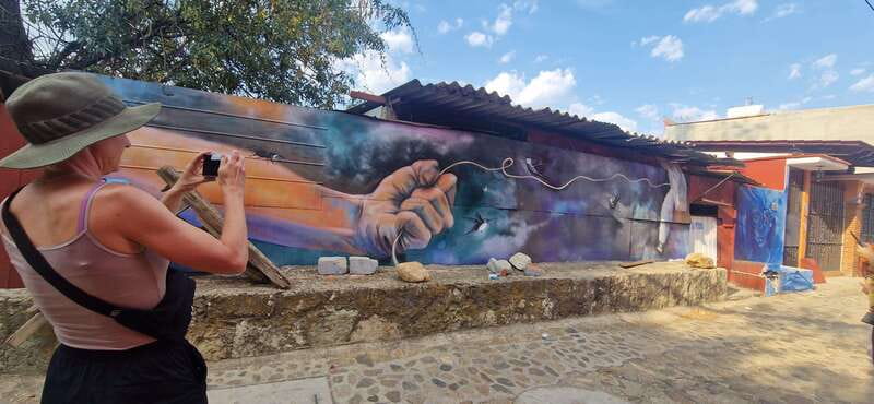 Street Art with an artist - Photos with your favorite murals