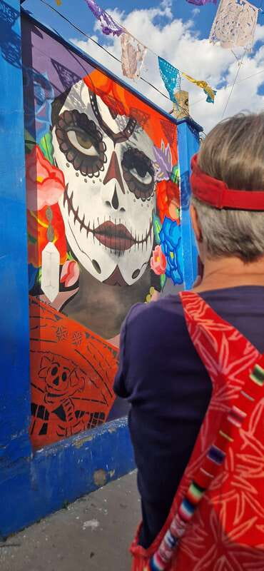 Street Art with an artist - Meeting Sara at the cross monument