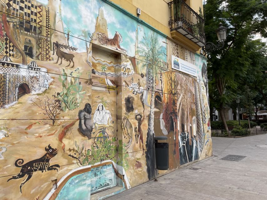 Valencia: Street Art Tour on Bicycle, E-Bike or E-Step - Why El Carmen works so well by bicycle