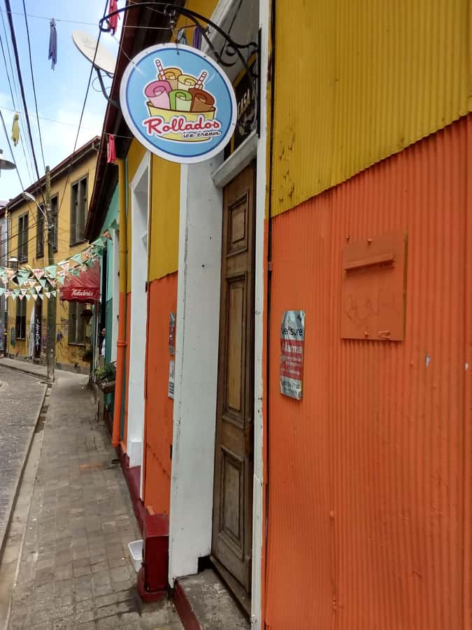 Valparaiso: Street Art, Funiculars and Port City Tour - What the guides add to the experience