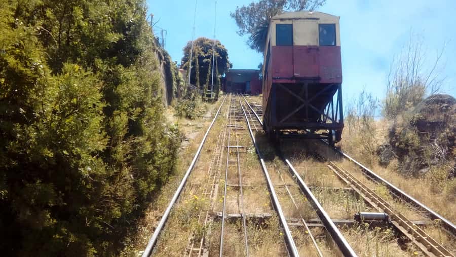 Valparaiso: Street Art, Funiculars and Port City Tour - Pasaje Bavestrello and the Italian connection